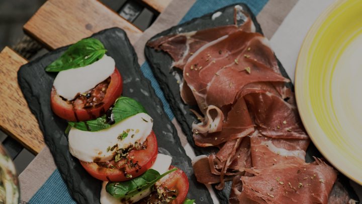 Caprese com presunto